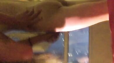 丰满御姐Ts梦琪，和妈妈做爱真舒服，小奶狗舔奶撸妖棒，还舌吻，刺激后入，啪啪响！！