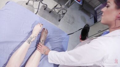 刺激剧情一少妇去私人诊所看病医生居然是变态人妖猛舔逼扣屁眼在疯狂操穴