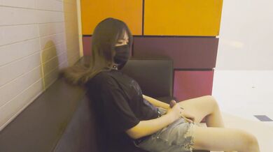 国产CD系列伪娘Luminia穿超短裤在一楼大厅露出自慰 玩到一半性起把衣服都脱光