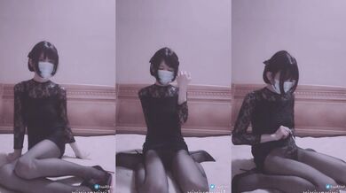 国产CD系列伪娘曦曦新作 蕾丝包臀裙女装自撸隔着黑丝射出来