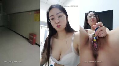 给你一口甜甜长相甜美新人眼镜妹子自慰，揉搓奶子慢慢脱掉翘起大屁股特写道具摩擦