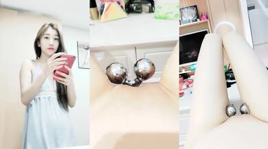 高颜值妹子营养快线抹逼道具自慰，按摩器插入快速抽插无毛逼逼非常诱人，很是诱惑喜欢不要错过