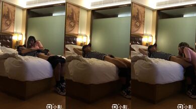 清子小姐给19岁的处男口交，用丝袜脚简单足交，吃着鸡巴都不忘卖骚的勾引他，小直男享受的爆射进妖妖嘴里！