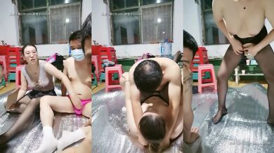 黑丝露脸老骚逼伺候屋里的三个男人，真鸡巴骚主动口交上位激情抽插，躺在地上被大哥轮番爆草