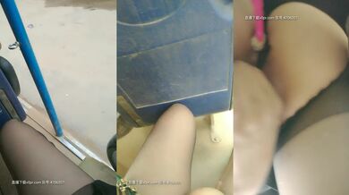 风骚小姐姐户外露脸透明上身能看见里面的黑色罩罩，开档黑丝做公交逼里塞跳弹，齐逼短裙走路都能看见屁股高潮喷水