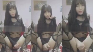 既风骚又清纯的TS钱心心假日无聊拿出鸡巴来来玩玩，玩没到几分钟就射得满手都是！