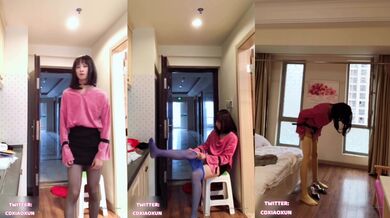 国产CD系列伪娘小薰开着房门撸小管管 身后的邻居走来走去也不怕被发现