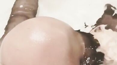 高颜值骚少妖TS金美娜 诱惑的胸脯 好想吃那性感的奶子，媚妖也忍不住 撸射牛奶自己吃了！