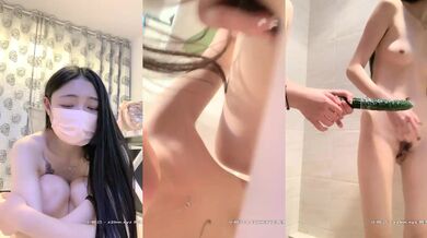 旺仔牛逼糖挺嫩两个苗条萌妹玉米黄瓜自慰，浴室全裸洗澡互摸黄瓜玉米互插扣逼