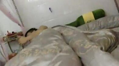 早些年 妩媚的TS千舞姐姐 直播吹箫，和直男睡在床上，掀起被子吃起了鸡巴，真是够骚的！