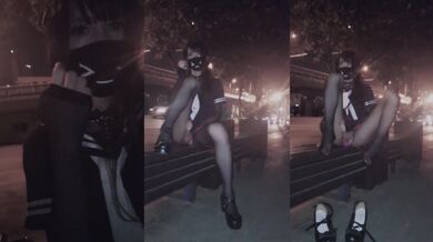 清纯‘萌妹子’CD西西 性感黑丝袜高跟鞋出门，马路边椅子露出自慰，紧张又刺激 射了好淫荡的精液在丝袜！