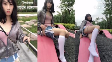 国产CD系列伪娘小薰清晨小公园散步露出 脱掉可爱的内内摩擦大腿高潮夹射差点路过的大爷看见