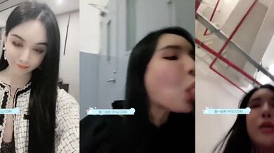 广州Ts潘霜霜 商场楼道里就先口上了 紧张又刺激。 穿上衣服是淑女 脱了衣服是什么？