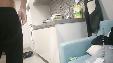 硬拉着正做晚饭的女友干一炮，翘臀高耸抠一抠， 皮肤白皙，太着急了在沙发上就开始干起来，真是饥渴