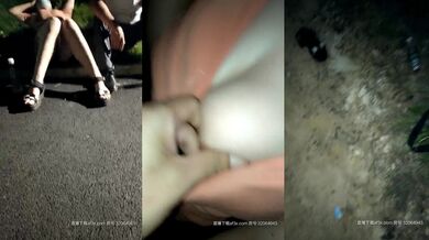 大哥寻花玩点刺激的，户外激情3P，小骚逼舔弄着两个大鸡巴骚逼淫水直流，被两位大哥各种玩弄爆草叫的真骚