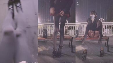国产CD系列伪娘曦曦露出新作 热闹的人行天桥上女装JK西服飞机高潮射出在黑丝美腿
