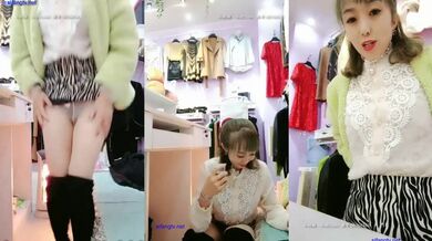 服装店老板娘发骚记【辣妈曼曼】内裤塞着跳蛋开店，小逼逼给痒得脱下衣服自慰，还是小粉穴荷包奶，前台小声娇喘呻吟，客人来了赶紧穿衣服 诱惑啊！