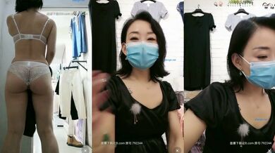 风韵犹存服装店老板娘，风骚没处使，店里大秀尺度，呻吟浪叫自慰，玩爽了什么都顾不上！