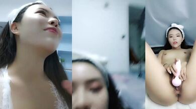 骚气妹子直播演绎跑腿小哥买了个道具JJ勾引啪啪 口交后入搞完再用按摩器自慰