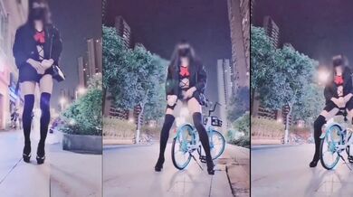 在街上露出自慰还是很紧张的呢～毕竟有好多小哥哥路过呢～(•̥́ˍ•̀ू)最后还是忍不住射出(虽然是射在套套里)