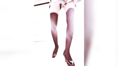 露出狂CDmaya一路上被很多人盯着看，地下通道飞机杯自慰~站着尿尿还是太大声响了呀～还有来回踱步人对着maya吹口哨