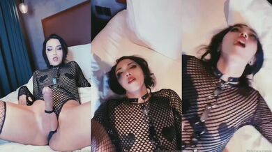 黑丝伪娘互相贴贴 小母狗大牛子甩甩被狠狠的怼 吐着舌头表情很享受 后面冲刺射了一屁屁 自产自销乘热还要舔干净