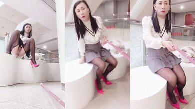 药娘王依萌：万达商场露出自慰，吊炸天，一年四季都不穿内裤，喜欢露出，喜欢被操！