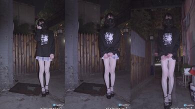 国产CD系列伪娘『曦曦』最新民房门口卫衣JK裙伴着身后的车流飞机撸射4K超清原版