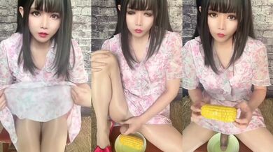 肉丝萝莉伪娘 掏出仙棒撸一发 射在玉米棒上为晚上的夜宵做准备 好可爱的小药娘