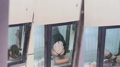 静默如海 - 惊呆了，竟然在过道拍到一只骚母狗在厨房做一些不可描述的事，被发现后竟然还招手问好！