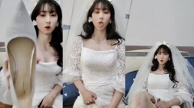 漂亮TS母狗穿婚纱被婉儿老师毁灭高潮榨精，射到高跟鞋里面再穿上去拍婚纱照 视频后面有她丝袜脚底和屁屁展示，有喜欢她的嘛？