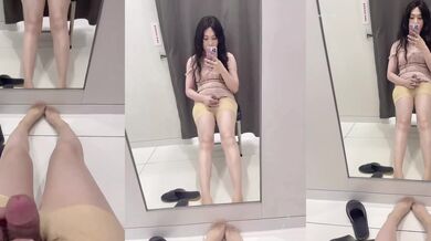 漂亮肉丝伪娘 逛街累了 在优衣库试衣间对着镜子掏出鸡鸡撸一发 表情很享受 射不少
