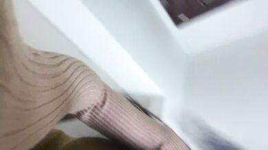 自家小区露出的骚货 Ts夏小玥：秋天到了，寻求刺激的中午，逛小区、楼梯间鸡儿不自觉就硬了 撸一发射超多！！