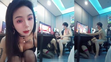 长沙美丽Ts美佳琪 - 淫荡风骚的我来电竞酒店吃大肉棒了，小哥哥在上面玩吃鸡，我在下面吃鸡，好会玩！