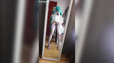 推特红人伪娘『小桜是只小母龙』COSPLAY初音未来泳装双视角慰菊撸射