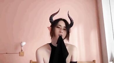 黑丝高跟伪娘吃鸡啪啪 被两根大肉棒轮流输出 尝试双龙进洞 被菊花都要撑爆了 最后口爆