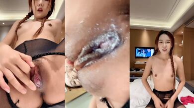 大辫子的小姑娘穿着开档黑丝诱惑狼友，淫语互动撩骚不断，道具玩弄骚穴，淫水都拉丝了真骚啊，浪叫呻吟不止