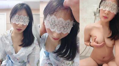 纯情小妹一个人在家深夜寂寞诱惑发骚，淫声荡语不断互动撩骚听指挥，浴室脱光光揉奶抠逼自慰呻吟，精彩刺激