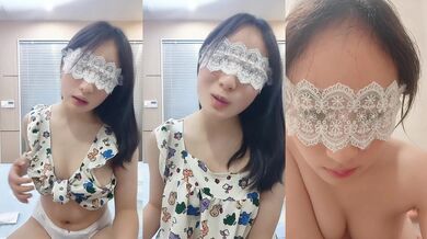 奶大肤白极品良家妹子的诱惑，跟狼友撩骚互动漏出骚奶子揉捏乳头，浪叫呻吟洗澡诱惑，自慰逼逼呻吟看特写