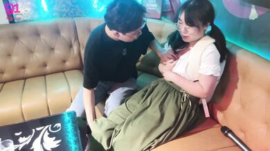 【极品绿帽大神】茗茗 超火91淫荡眼镜妹 狼友专属定制KTV淫乱3P 跟着音乐艹着穴 嘴里还含着鸡巴 相当会玩