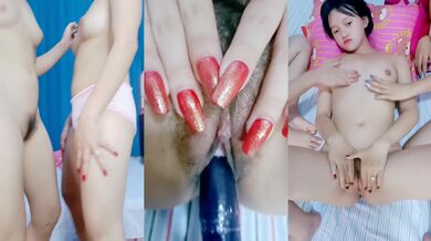 三个妞一块骚这谁受得了啊，全程露脸激情艳舞扭动骚臀，吃奶玩逼道具不停抽插，把骚穴都给捅大了精彩刺激