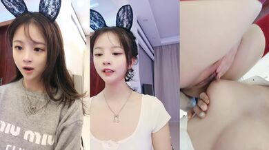 兔兔和妖妖女神姐妹花！超高颜值吊带丝袜！地上扶着假屌磨穴，闺蜜用奶头磨蹭，酸奶抹逼掰穴