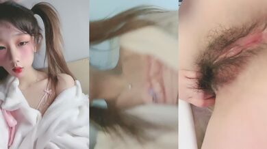 双马尾樱桃小嘴妹妹！一脸呆萌收费房！撩下衣服贫乳，多毛嫩穴尿尿，掰开特写超粉嫩