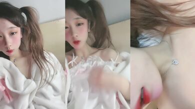 双马尾樱桃小嘴妹妹！一脸呆萌贫乳！浓密逼毛尿尿，掰开特写挺粉嫩，修长细腿展示