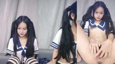 双马尾清纯美少女，情趣学生制服。娇小身材卡哇伊，跳蛋震小穴，震动棒插入，翘起屁股特写视角