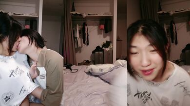 同学来家里跟我睡玩拉拉小游戏，亲着小嘴很软很甜，她舔的奶头好痒，跟狼友互动撩骚，双指抠进了骚逼好刺激