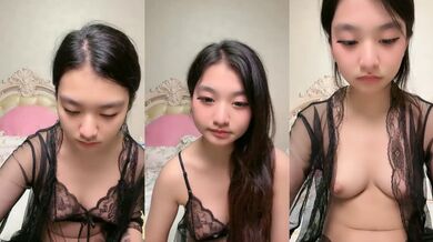 妩媚的小骚货露脸大秀直播，性感的情趣睡衣跟狼友互动撩骚，慢慢脱光展示，掰开小洞洞等狼友草，按摩棒自慰