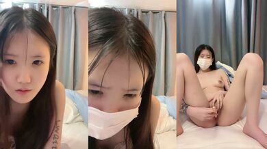 小虎牙，纯欲系美少女，全裸大尺度，震动棒玩嫩穴，翘起双腿抽插，自己慢慢享受，极度诱惑