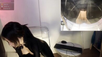 开裆紧身衣，美腿高跟鞋，双镜头，小姐姐炮击插穴，按摩器双管齐下，搞的小穴好湿，透明椅子从下往上视角