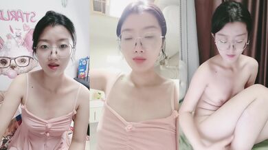 很有气质的美丽人妻首次露脸大秀直播，在狼友的调教下慢慢脱光，揉奶玩逼展示各种羞人的姿势，精彩刺激不断